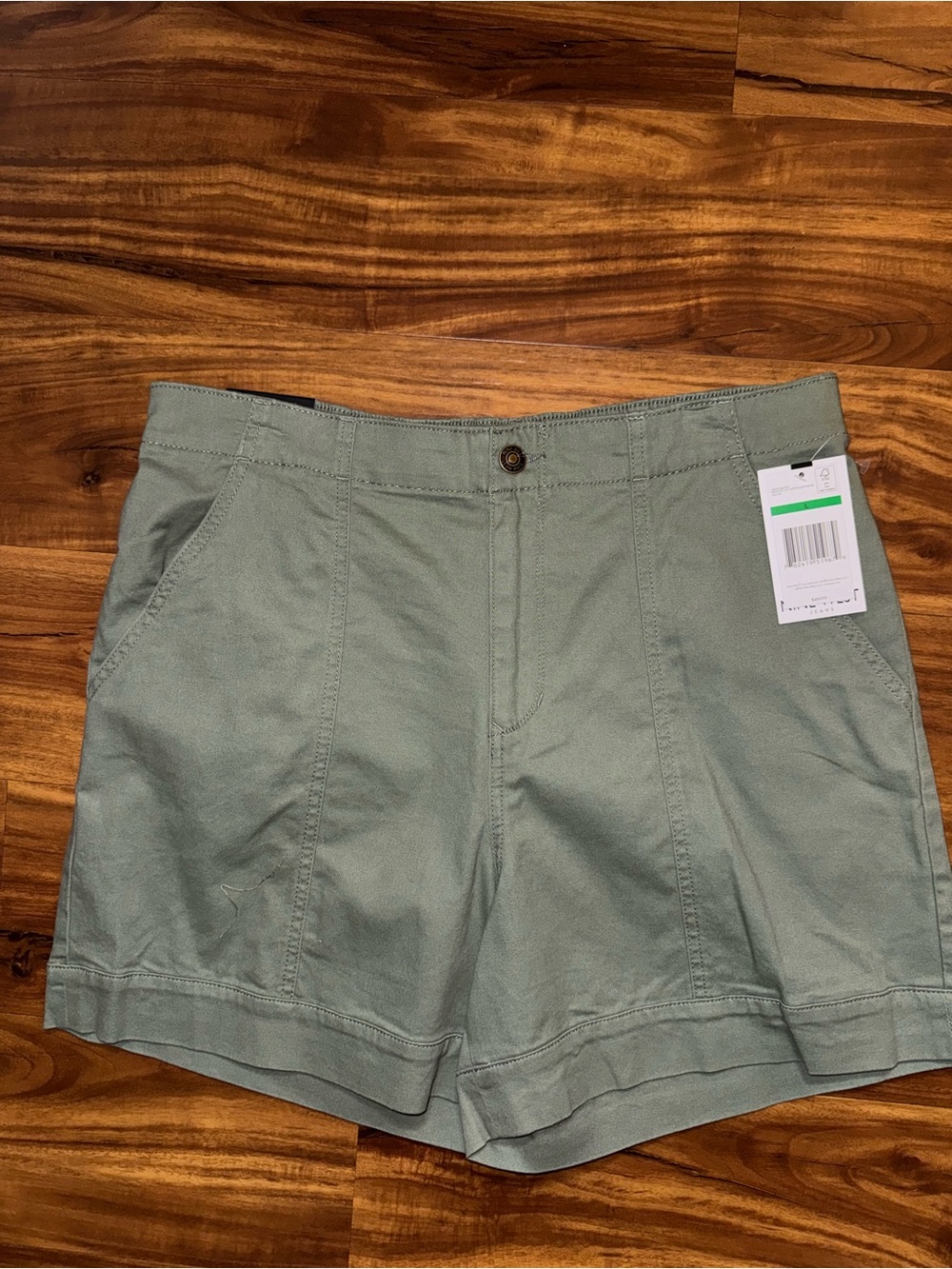 Nine West PKCHP PKT CUFF SHORT in Olive.